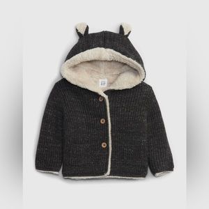 Beautiful sweater from “Baby Gap” to keep your baby warm 💛🤩